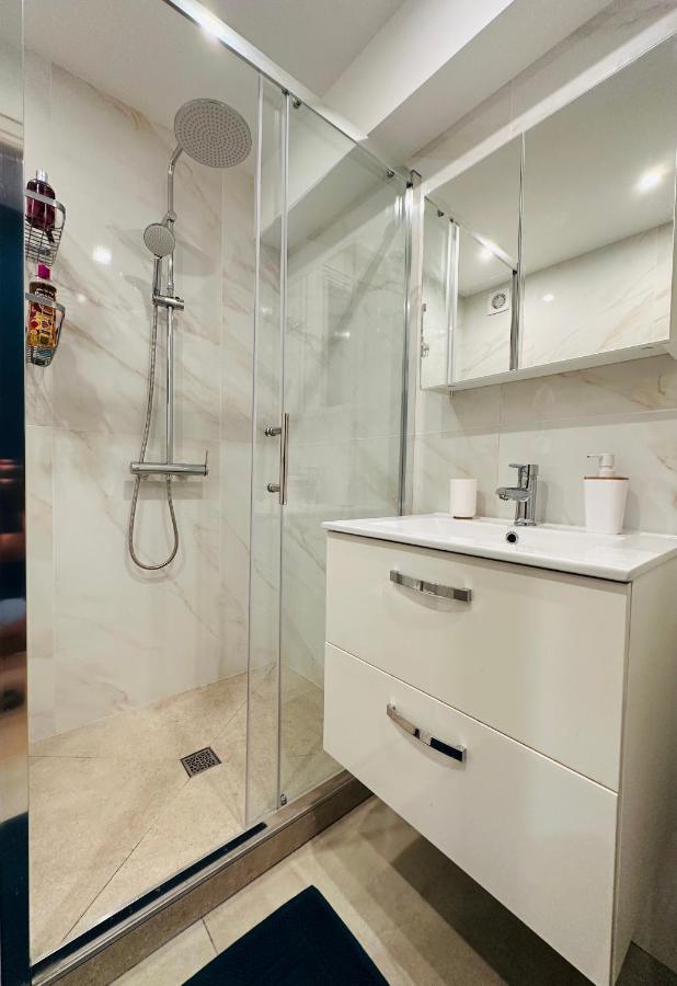The Nice - 3 Rooms, 3Air Cond, 3Tv, 3Fans, 2 Wc, Wifi Everywhere 5Min Aeroport, Train, Beach, 1Min Tram, 15 Min Centre, Port, Parking Possible מראה חיצוני תמונה